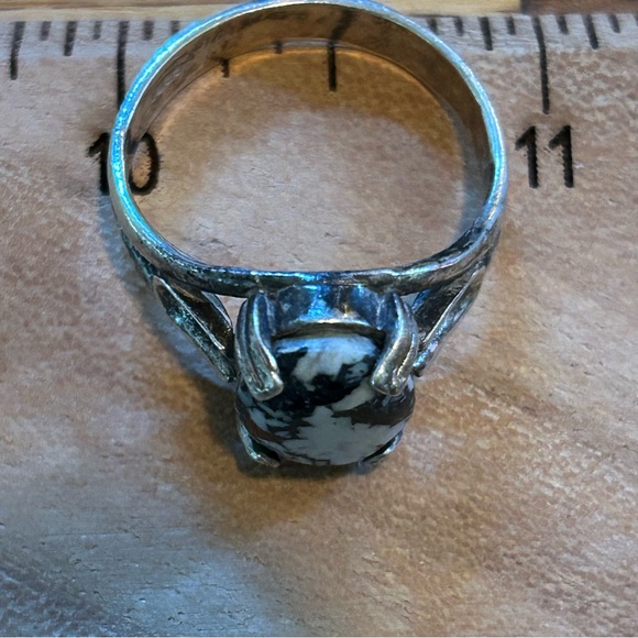 Lovely Little Flower Rock Ring.  Very unique & beautiful style - Picture 9 of 10